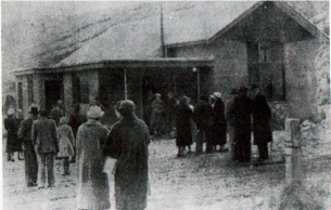 Opening_1959 The Frankton congregation after the opening ceremony of the new church in 1959 (left, Southland Times) and in 1989 (right, photo B.A.S. Wilson)